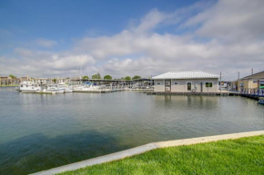 Chic Montgomery Condo with Balcony and Pool Access!